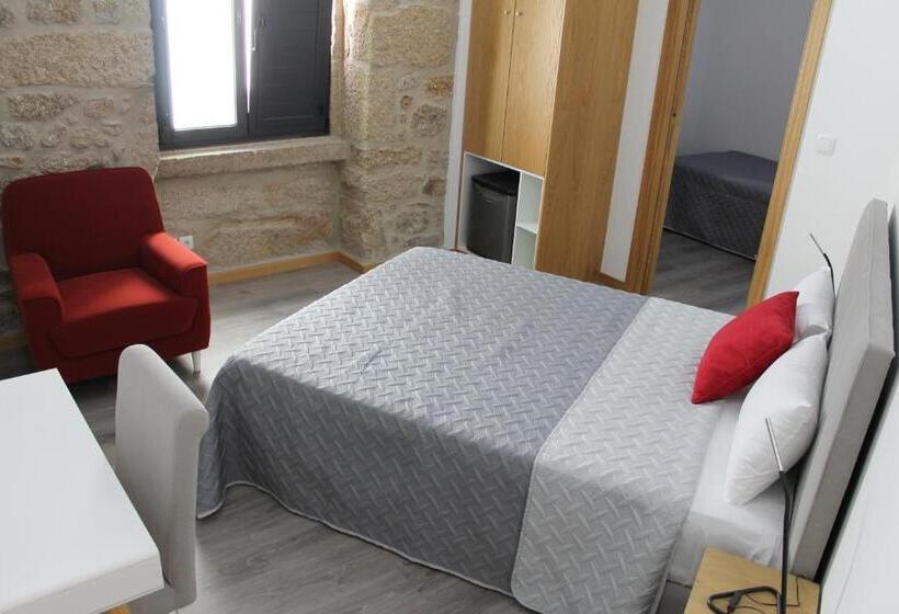 غرفة قياسية ثلاثية مزودة بشرفة, Alojamento Girassol   Guest House   Quarto Com Casa De Banho Privativa