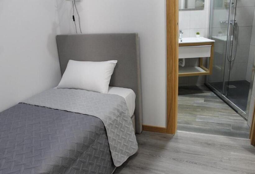 غرفة قياسية ثلاثية مزودة بشرفة, Alojamento Girassol   Guest House   Quarto Com Casa De Banho Privativa