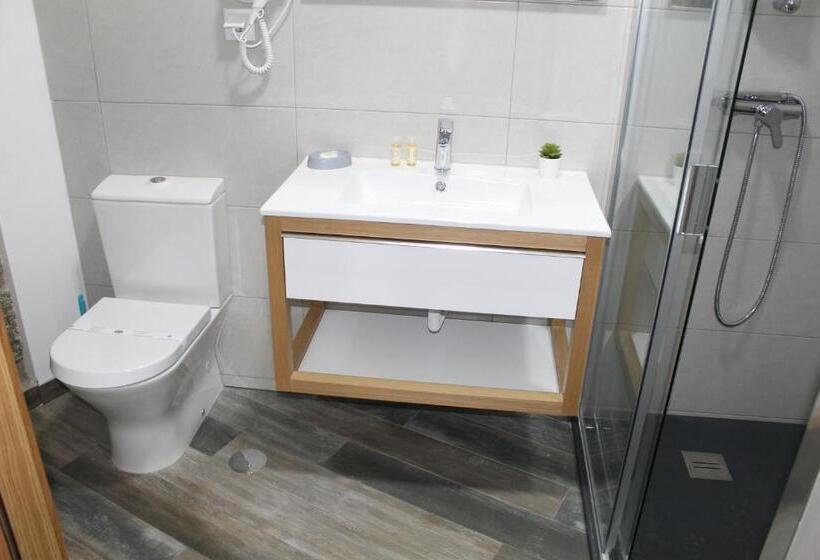 غرفة قياسية ثلاثية مزودة بشرفة, Alojamento Girassol   Guest House   Quarto Com Casa De Banho Privativa