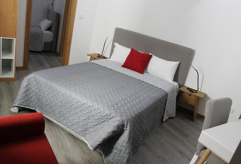 غرفة قياسية ثلاثية مزودة بشرفة, Alojamento Girassol   Guest House   Quarto Com Casa De Banho Privativa