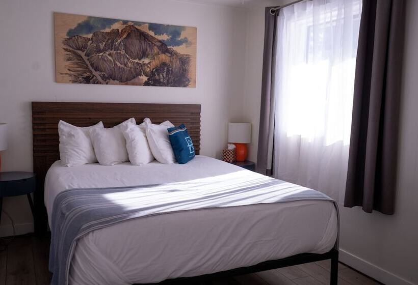 غرفة عائلية, A Lodge Lyons