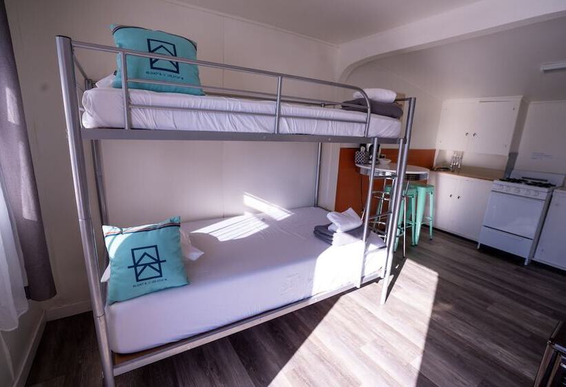 غرفة عائلية, A Lodge Lyons