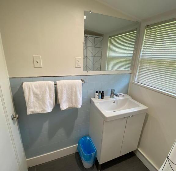 غرفة قياسية, A Lodge Lyons