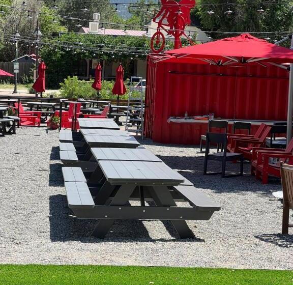 غرفة قياسية, A Lodge Lyons