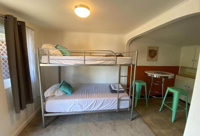 Семейный Номер, A Lodge Lyons