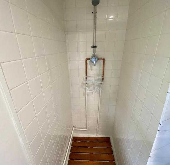 غرفة عائلية, A Lodge Lyons