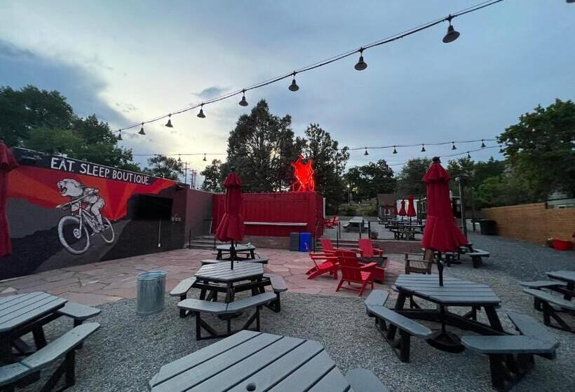 شقة غرفتين, A Lodge Lyons