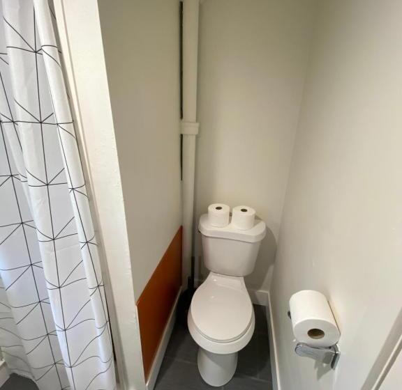 غرفة قياسية, A Lodge Lyons