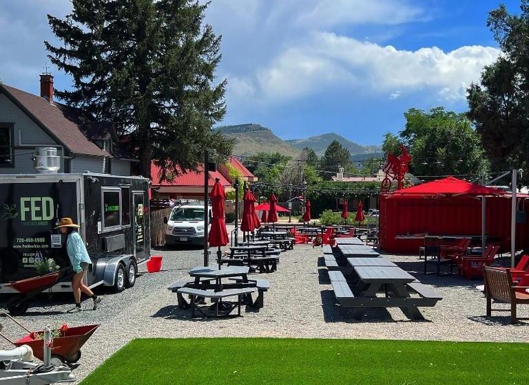 غرفة عائلية, A Lodge Lyons