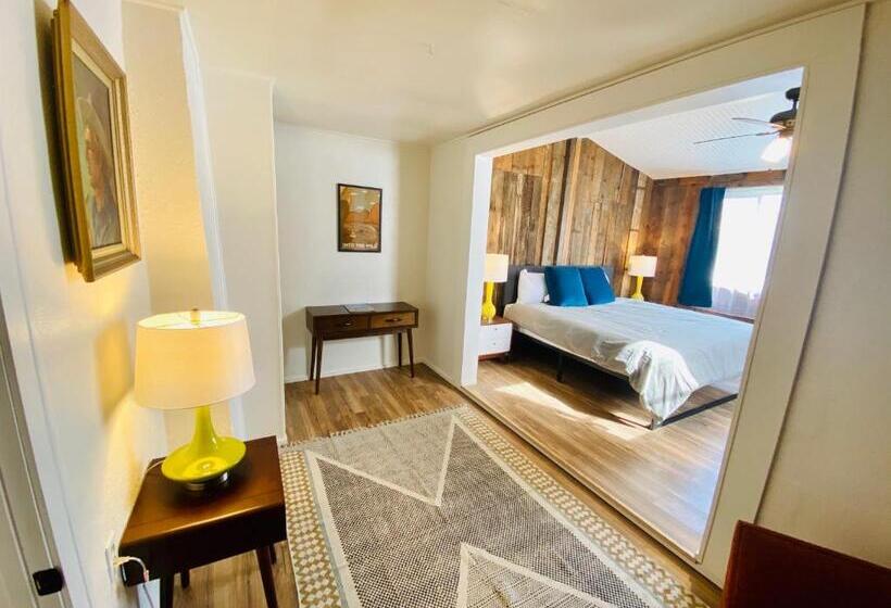 شقة غرفتين, A Lodge Lyons