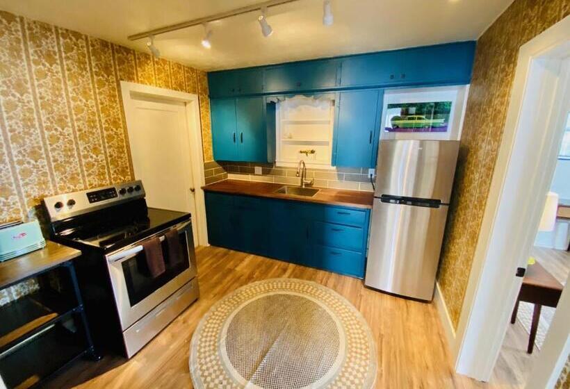 شقة غرفتين, A Lodge Lyons