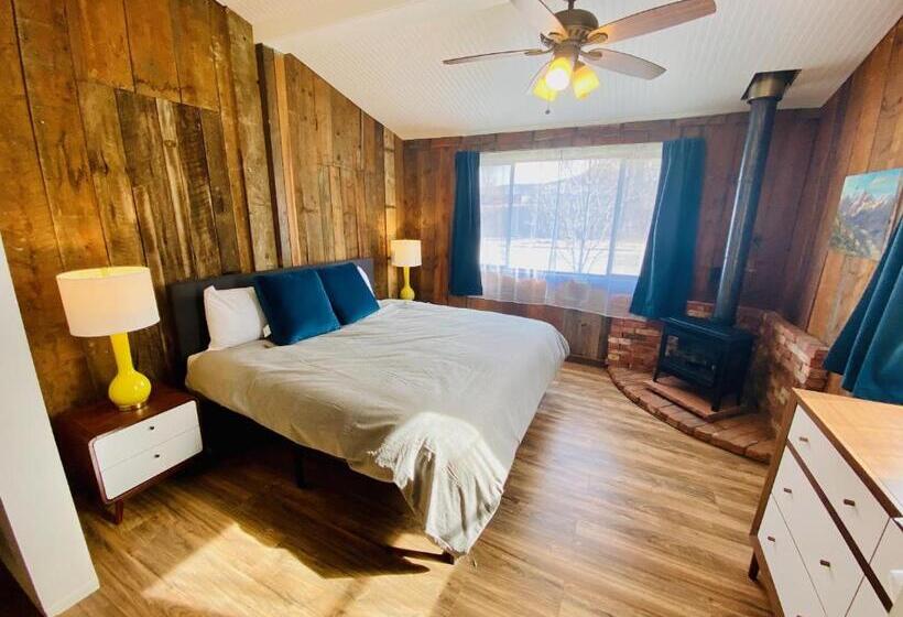 شقة غرفتين, A Lodge Lyons