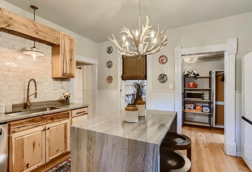 منزل 3 غرف نوم, A Lodge Lyons