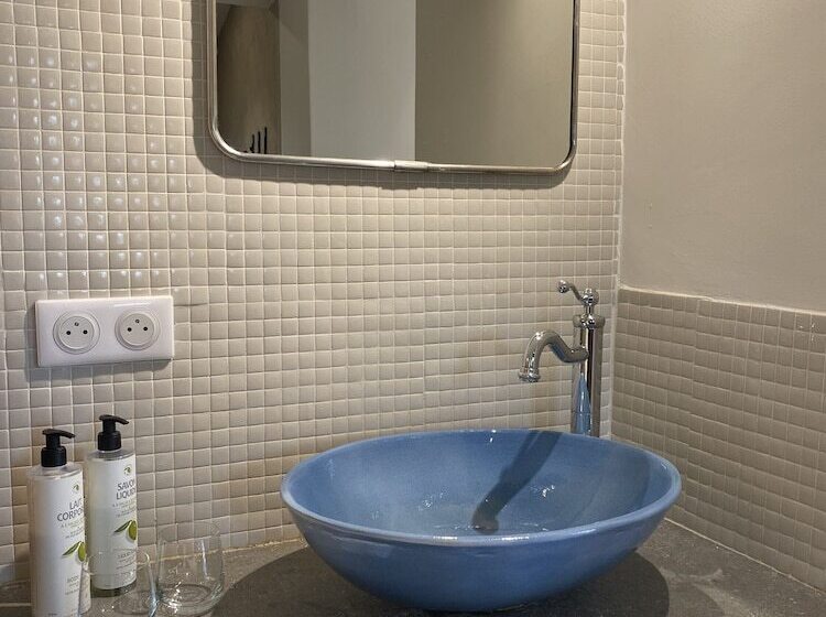 חדר בסיסי, Lou Calen