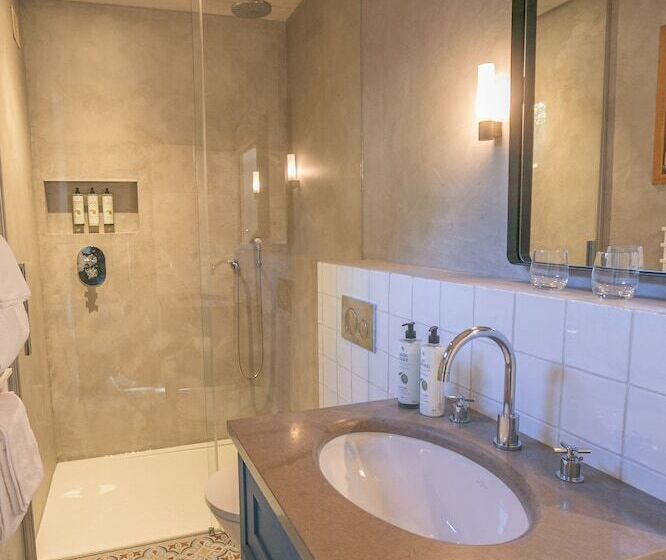 חדר סטנדרט, Lou Calen