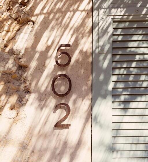 חדר בסיסי, Lou Calen