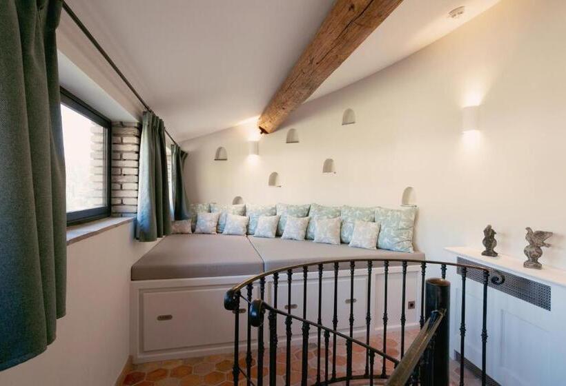 סוויטת סופריור, Lou Calen