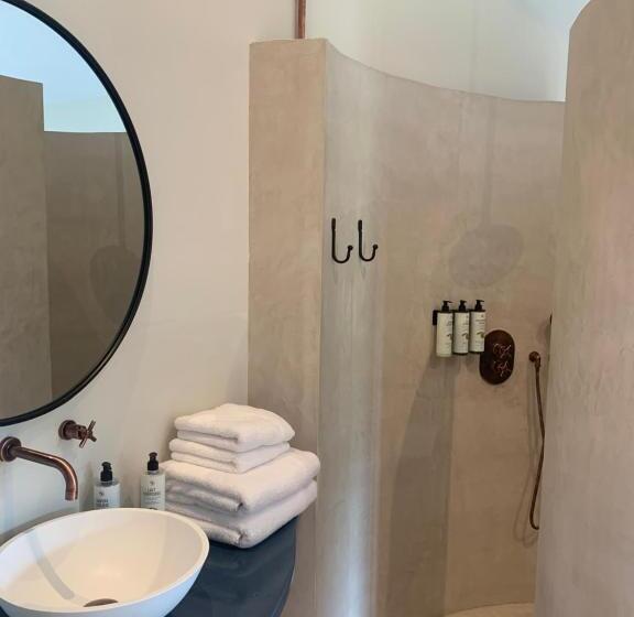 סוויטת סופריור, Lou Calen