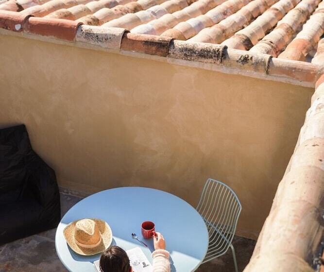 חדר דלוקס, Lou Calen