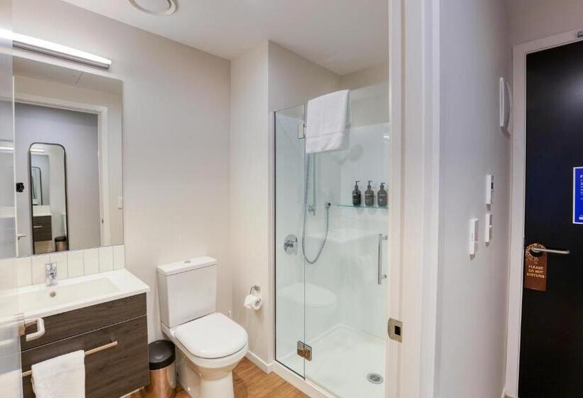 מיטת קינג בסוויטה, Wyndham Garden Christchurch Kilmore Street