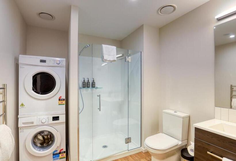 מיטת קינג בסוויטה, Wyndham Garden Christchurch Kilmore Street