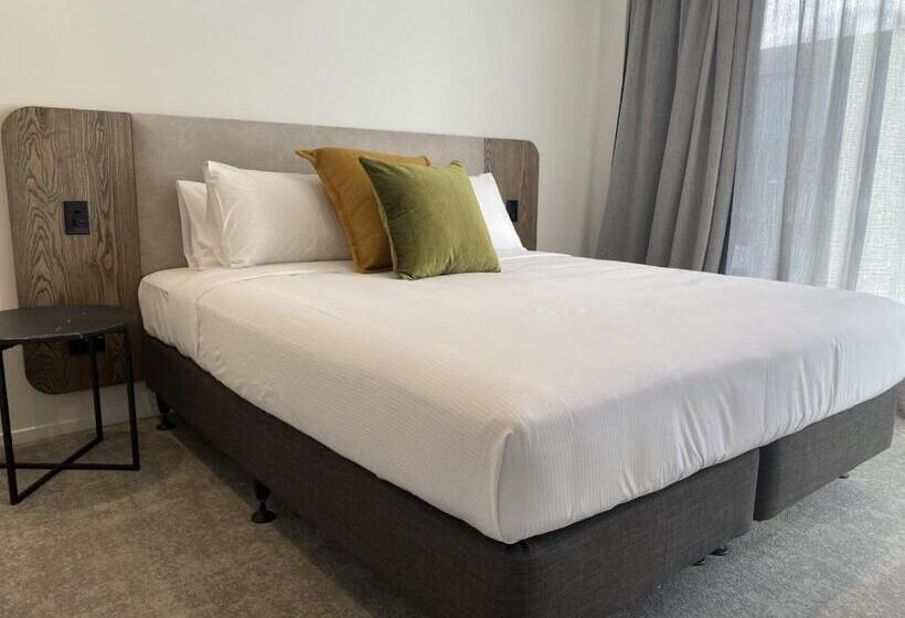 מיטת קינג בסוויטה, Wyndham Garden Christchurch Kilmore Street