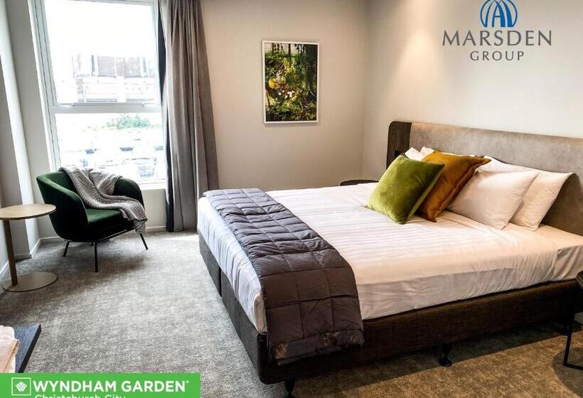 מיטת קינג בסוויטה, Wyndham Garden Christchurch Kilmore Street