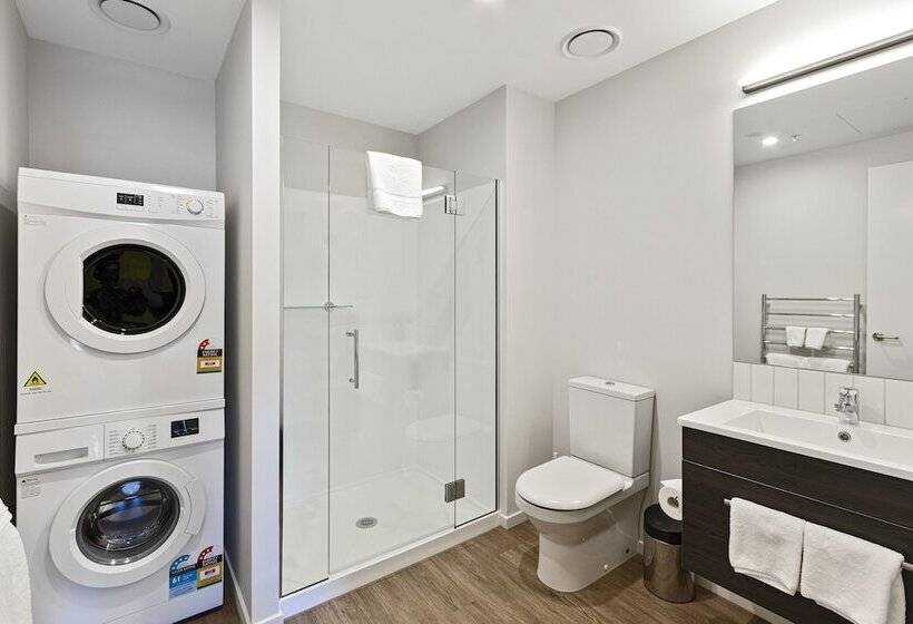 מיטת קינג בסוויטה, Wyndham Garden Christchurch Kilmore Street