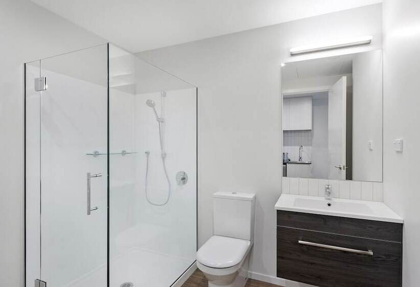 מיטת קינג בסוויטה, Wyndham Garden Christchurch Kilmore Street