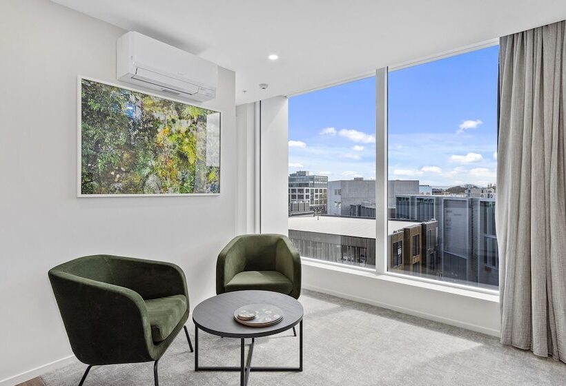 מיטת קינג בסוויטה, Wyndham Garden Christchurch Kilmore Street