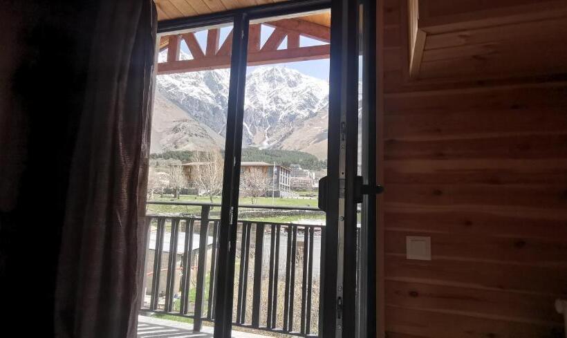 اتاق استاندارد با بالکن, Aronia Kazbegi