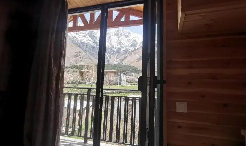 اتاق استاندارد با بالکن, Aronia Kazbegi