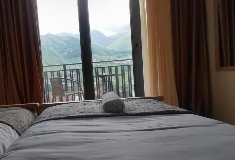 اتاق سوپریور با چشم‌انداز باغ, Aronia Kazbegi