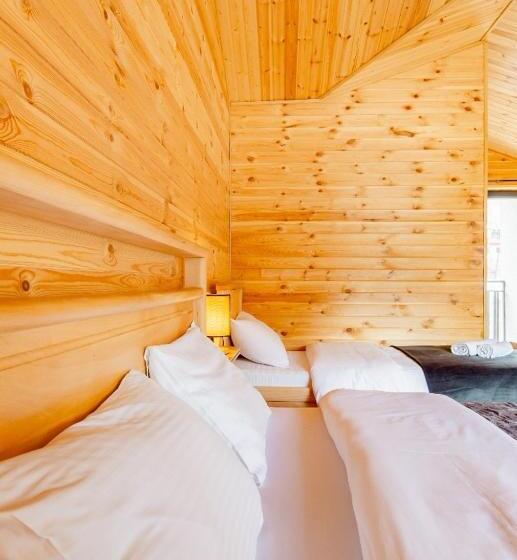 اتاق استاندارد سه نفره, Aronia Kazbegi