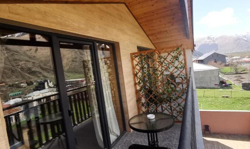 اتاق استاندارد سه نفره, Aronia Kazbegi