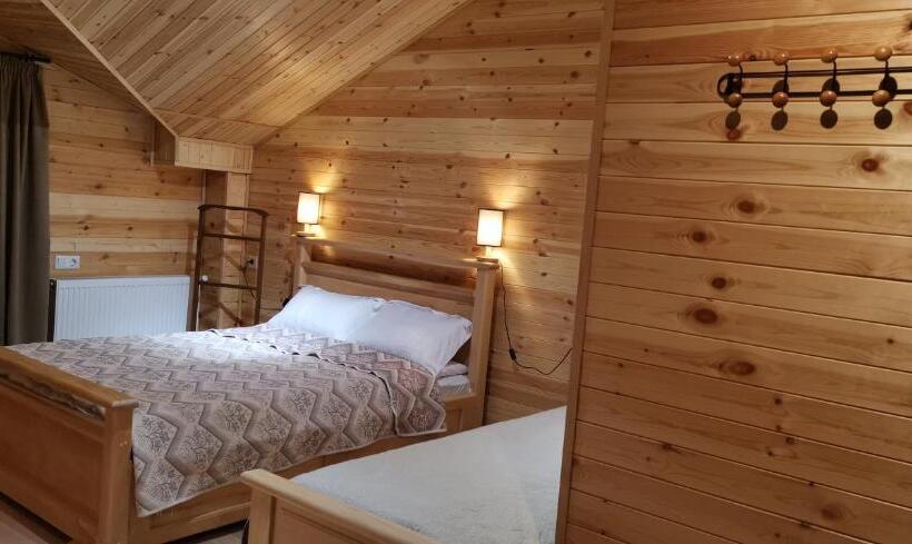 اتاق استاندارد سه نفره, Aronia Kazbegi