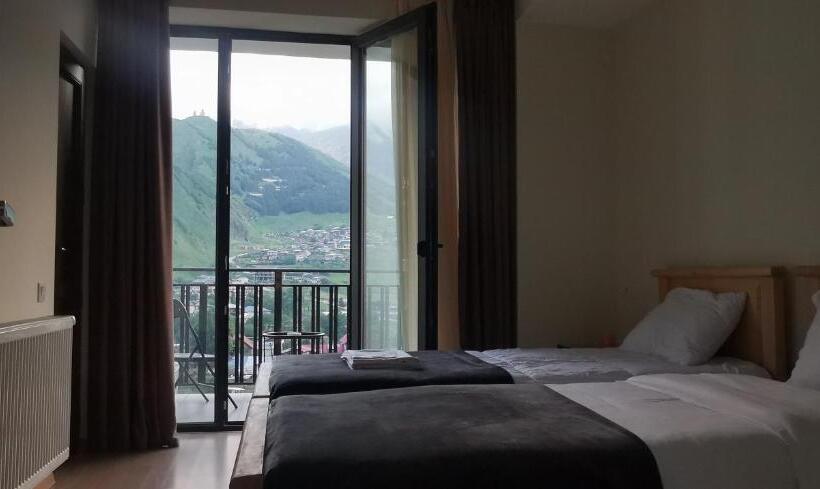 اتاق استاندارد با چشم‌انداز, Aronia Kazbegi