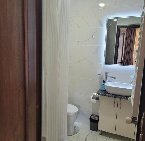 اتاق لوکس با بالکن, Aronia Kazbegi