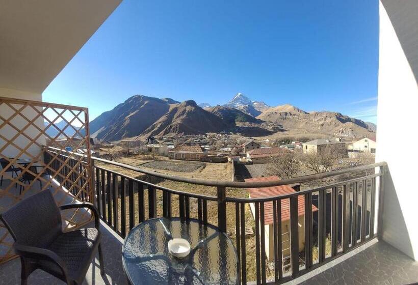 اتاق لوکس با بالکن, Aronia Kazbegi