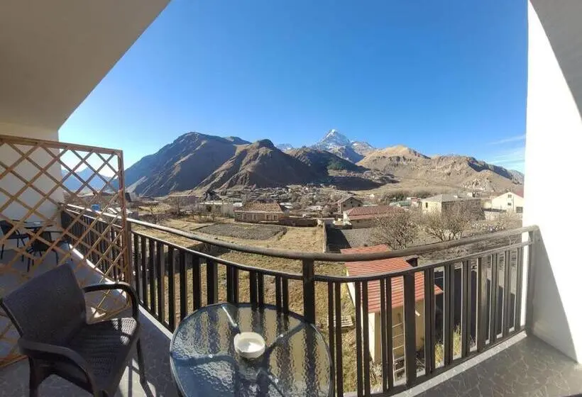 اتاق لوکس با بالکن, Aronia Kazbegi