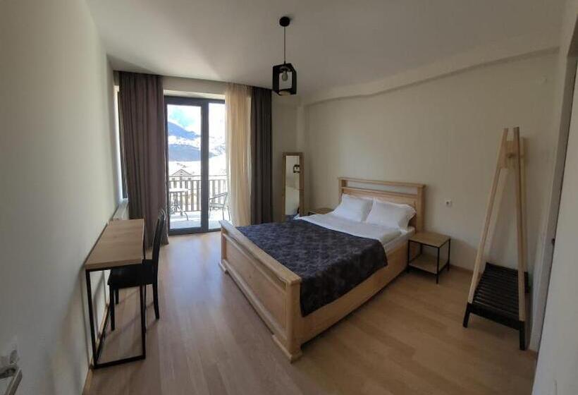 اتاق لوکس با بالکن, Aronia Kazbegi