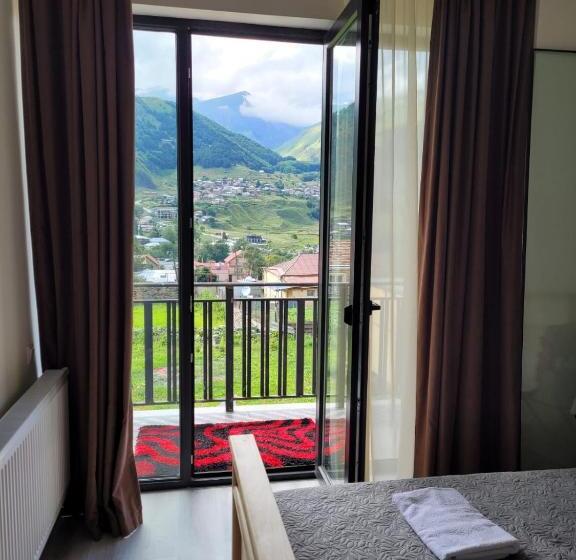 اتاق استاندارد چهارنفره با بالکن, Aronia Kazbegi