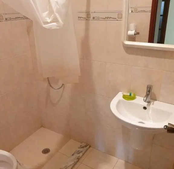 اتاق استاندارد با سرویس بهداشتی مشترک, Cactus Guest House