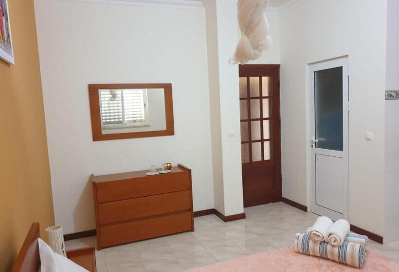 اتاق استاندارد با سرویس بهداشتی مشترک, Cactus Guest House