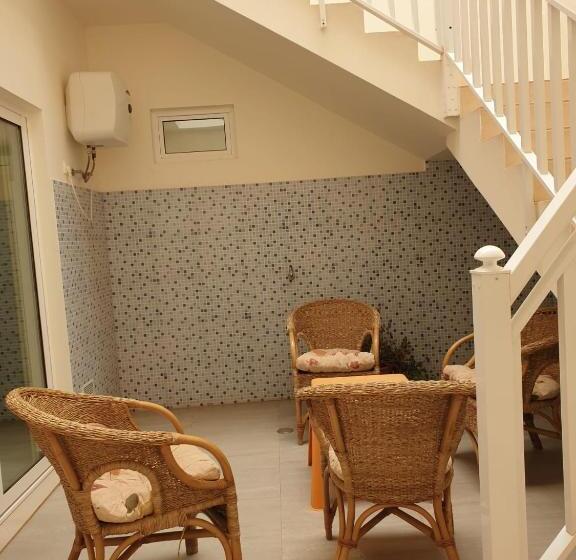 اتاق استاندارد با سرویس بهداشتی مشترک, Cactus Guest House