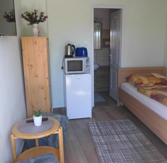 חדר סטנדרט יחיד, Szieszta Vendégház