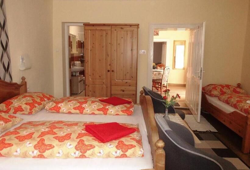 חדר סטנדרט לארבעה, Szieszta Vendégház