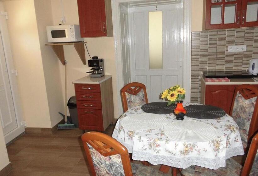 חדר קלאסי לארבעה, Szieszta Vendégház