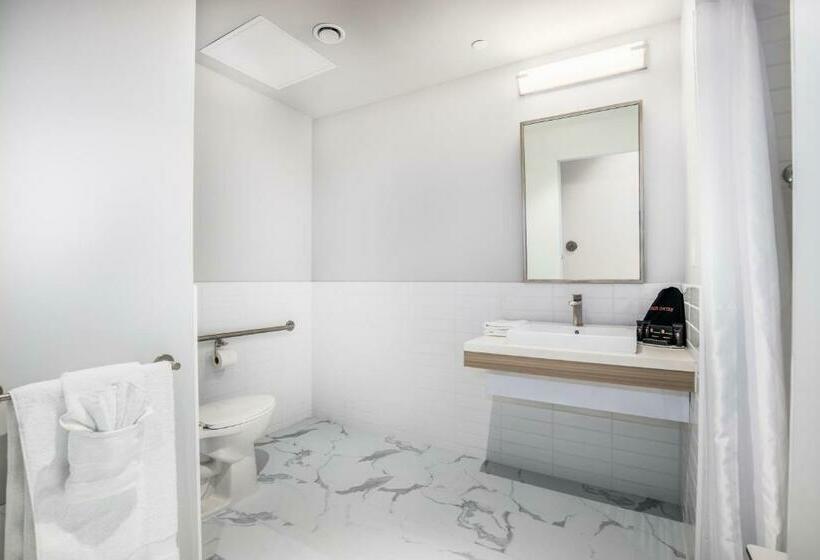 غرفة قياسية سرير كينج لذوى الإحتياجات الخاصة, Aqsarniit Hotel And Conference Centre