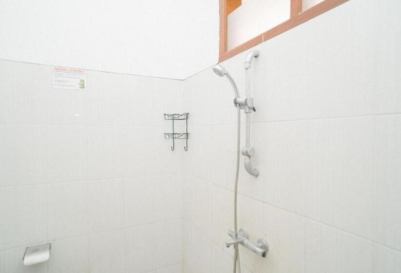 Номер Economy, Urbanview Hotel Griya Surya Malang By Reddoorz